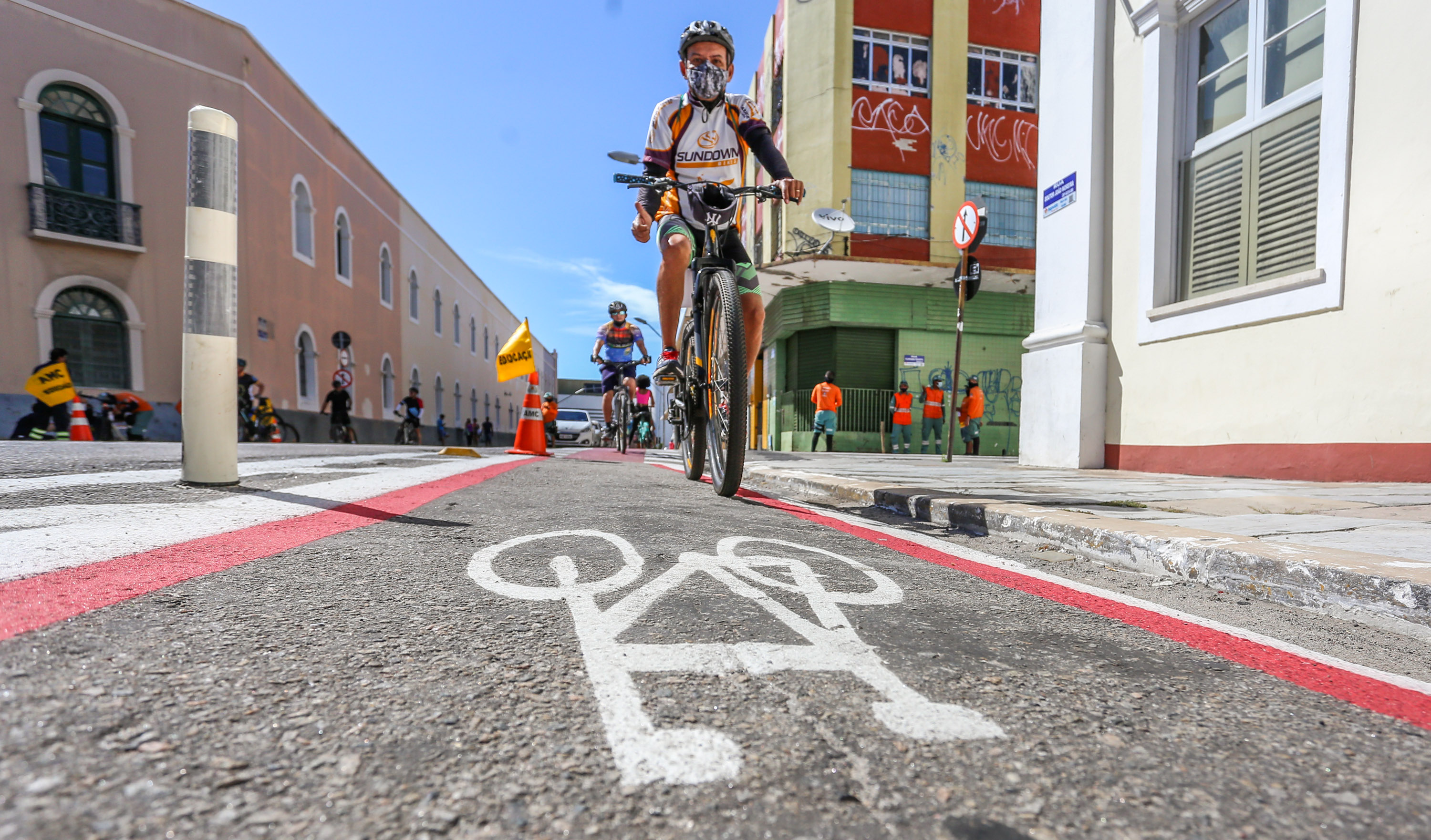 uma pessoa andando de bicicleta